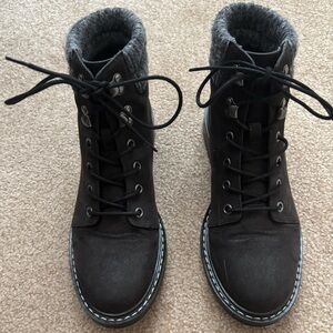 Black winter boots